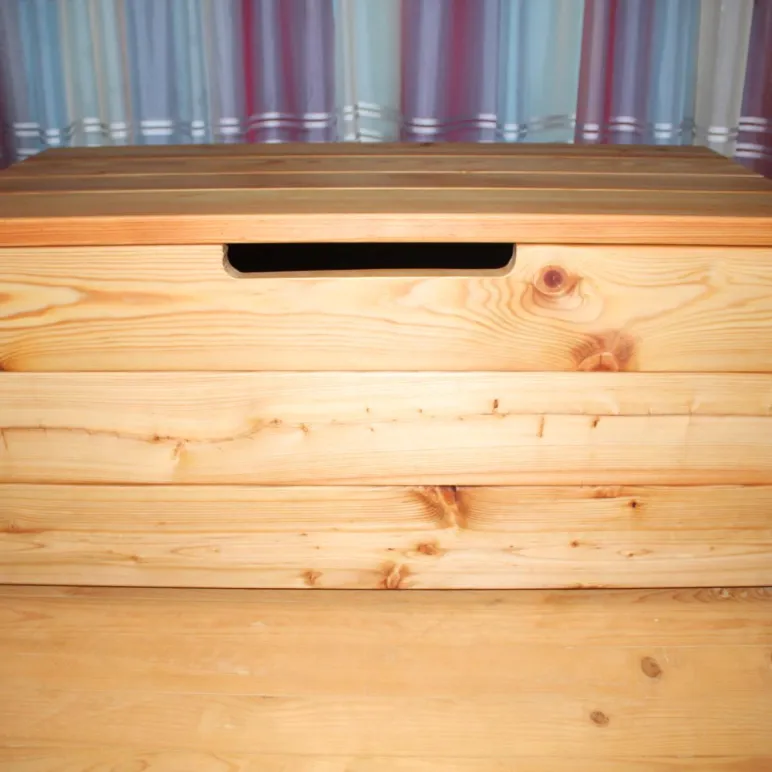 Сундук из массива лиственницы