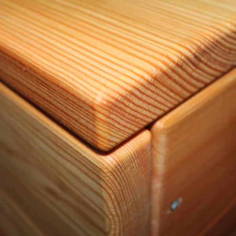 Сундук из массива лиственницы