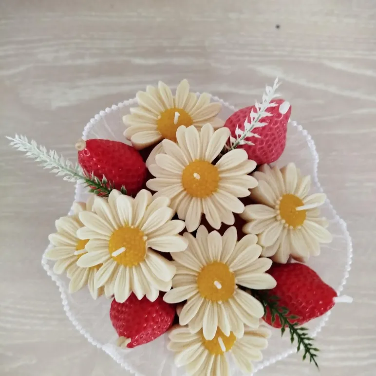 Свечи восковые букет РОМАШКИ КЛУБНИКА
