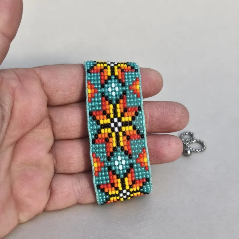 Этнический браслет из бисера с обережной, солярной символикой