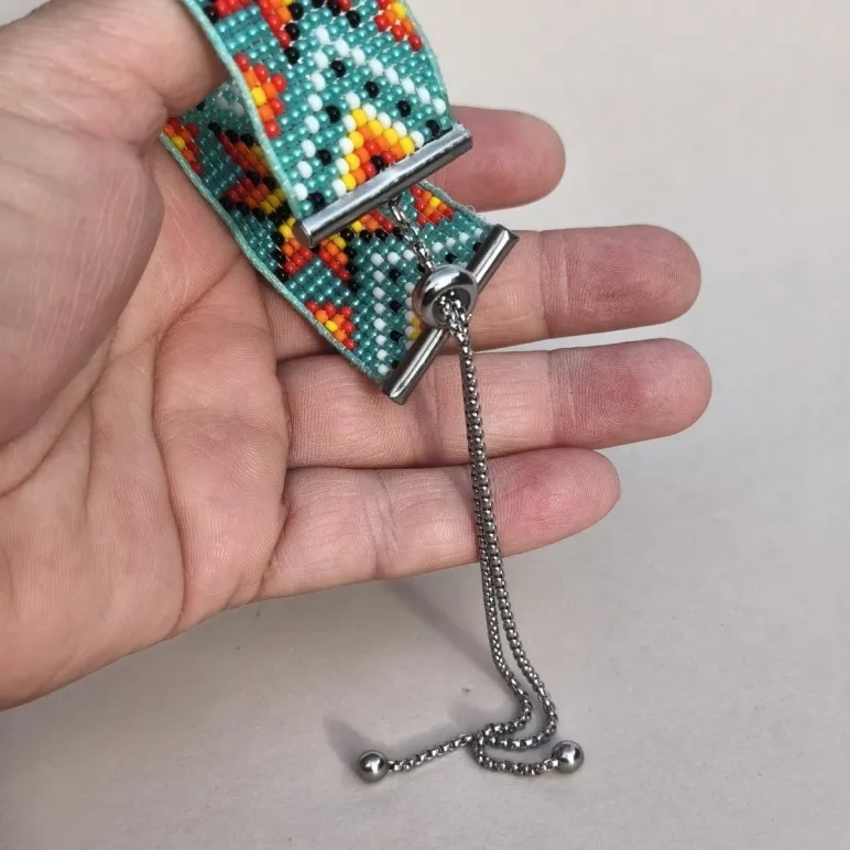 Этнический браслет из бисера с обережной, солярной символикой