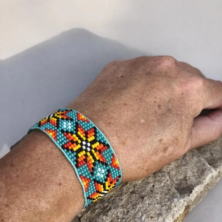 Этнический браслет из бисера с обережной, солярной символикой