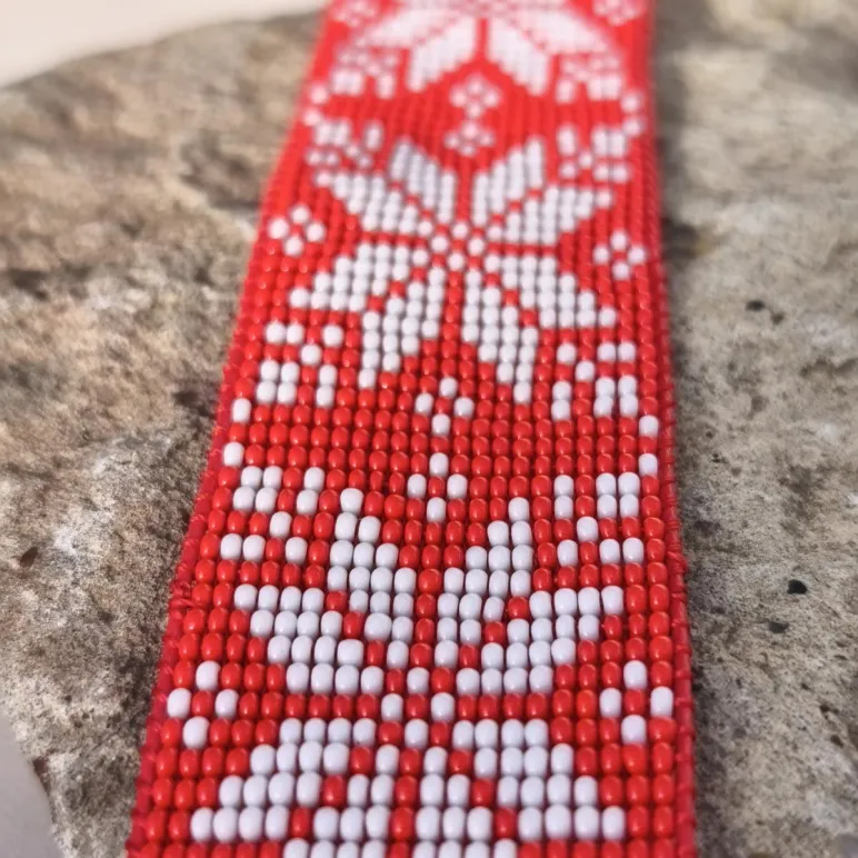 Браслет-оберег из бисера "Алатырь"