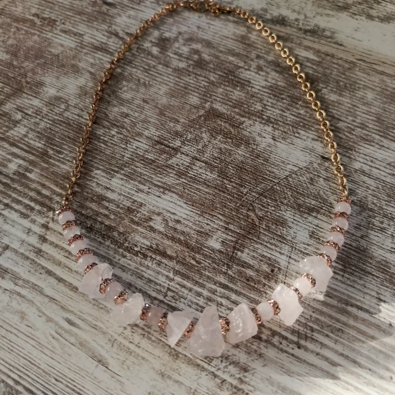 Колье с розовым кварцем