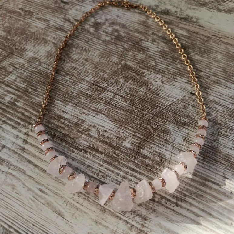 Колье с розовым кварцем