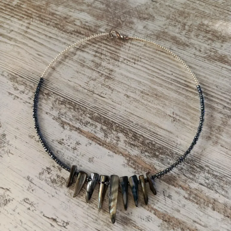 Чокер с перламутром и гематитом