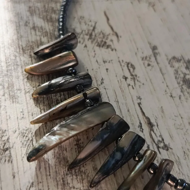 Чокер с перламутром и гематитом