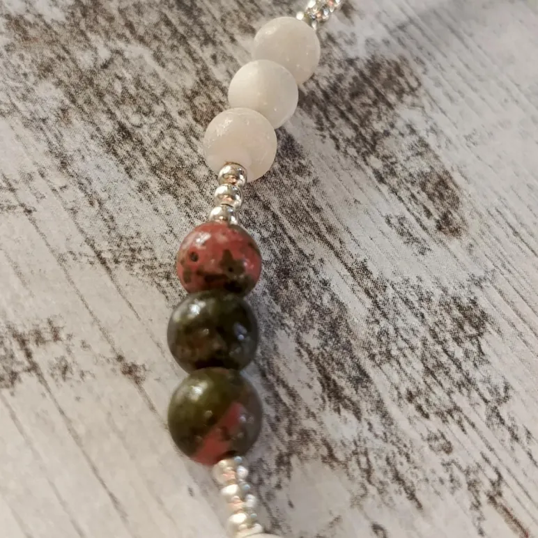 Чокер с перламутром и унакитом