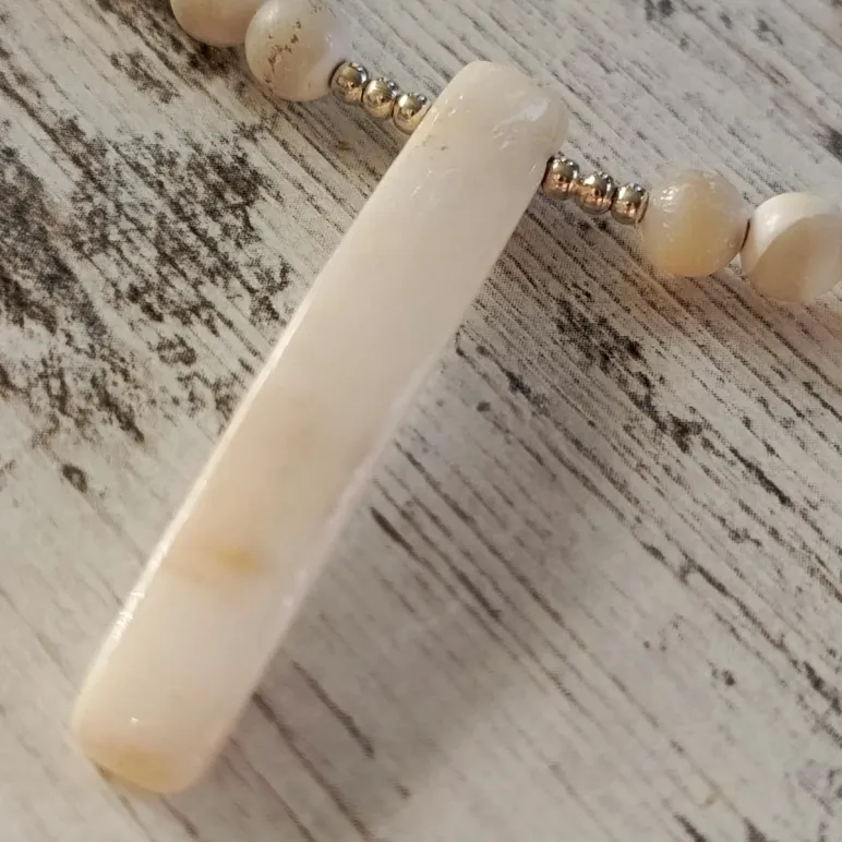 Чокер с перламутром и унакитом