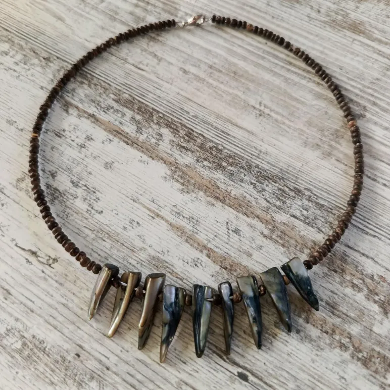 Чокер с перламутром и туласи