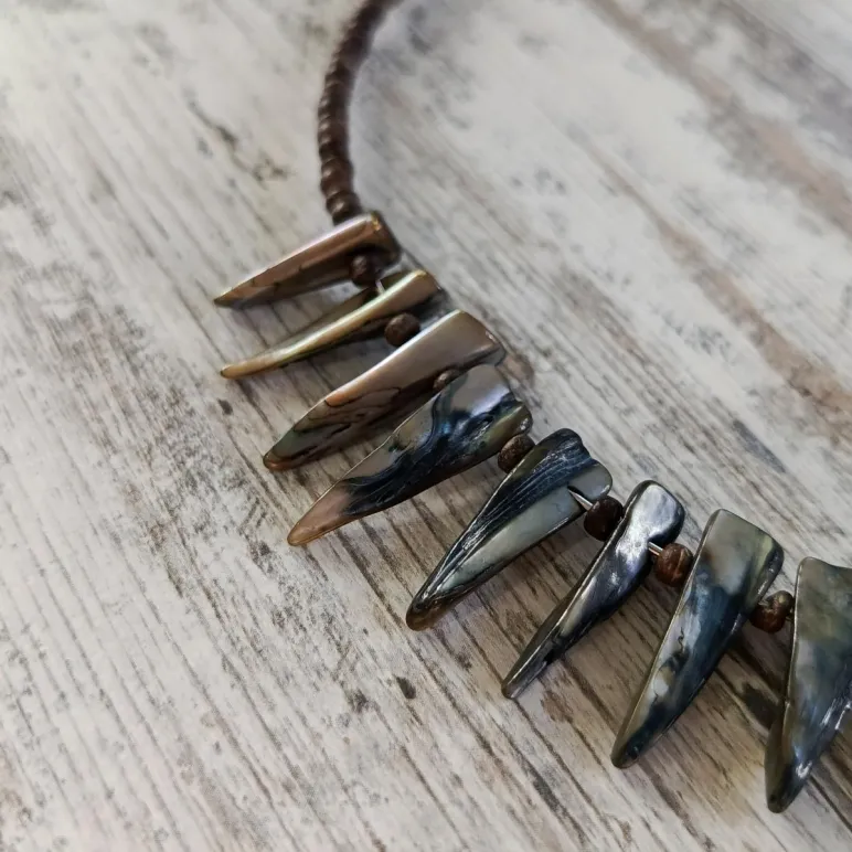 Чокер с перламутром и туласи