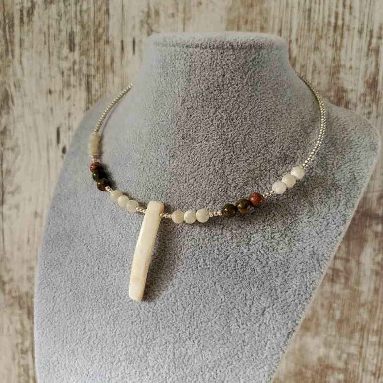 Чокер с перламутром и унакитом