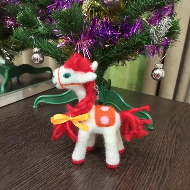 Лошадка из шерсти - символ года 2026