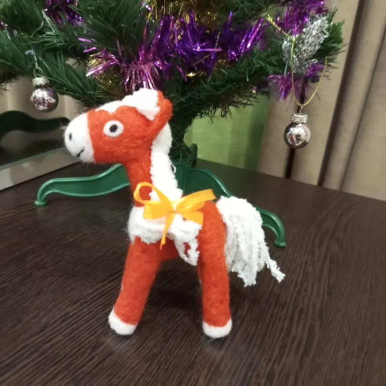 Лошадка из шерсти - символ года 2026