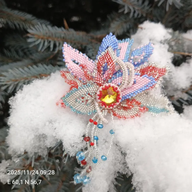 Брошь из японского бисера и страз" Чародейка"