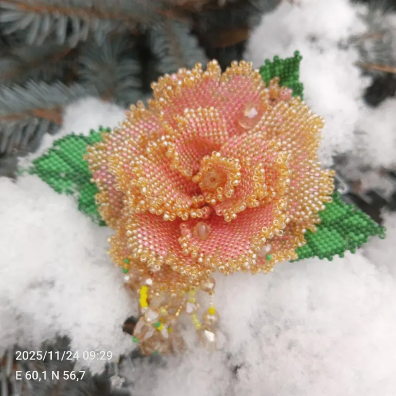 Брошь из японского бисера