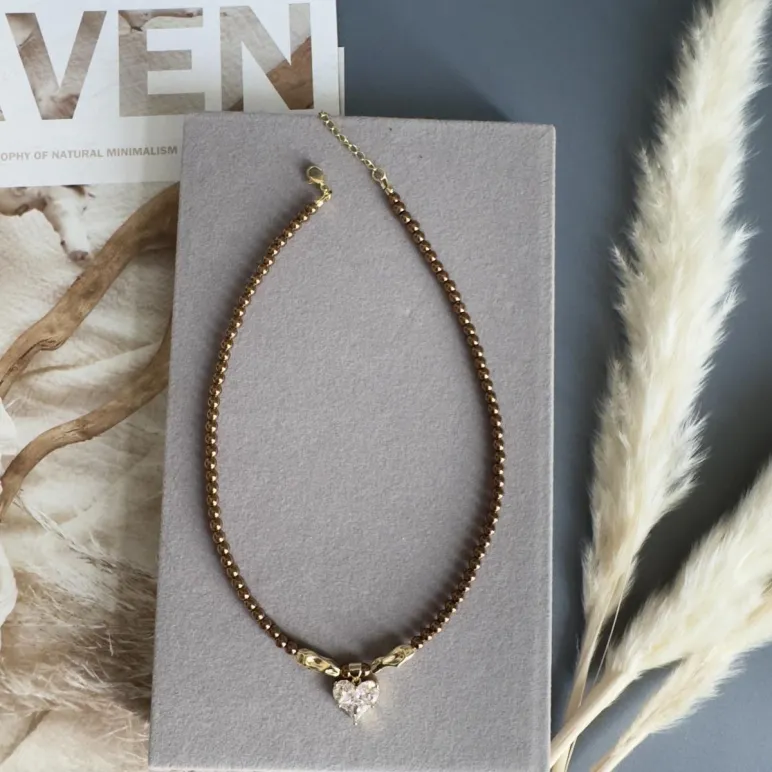 Чокер из жемчуга майорка цвета шоколад, с позолоченными мятыми бусинами и кулоном сердце из ювелирного стекла