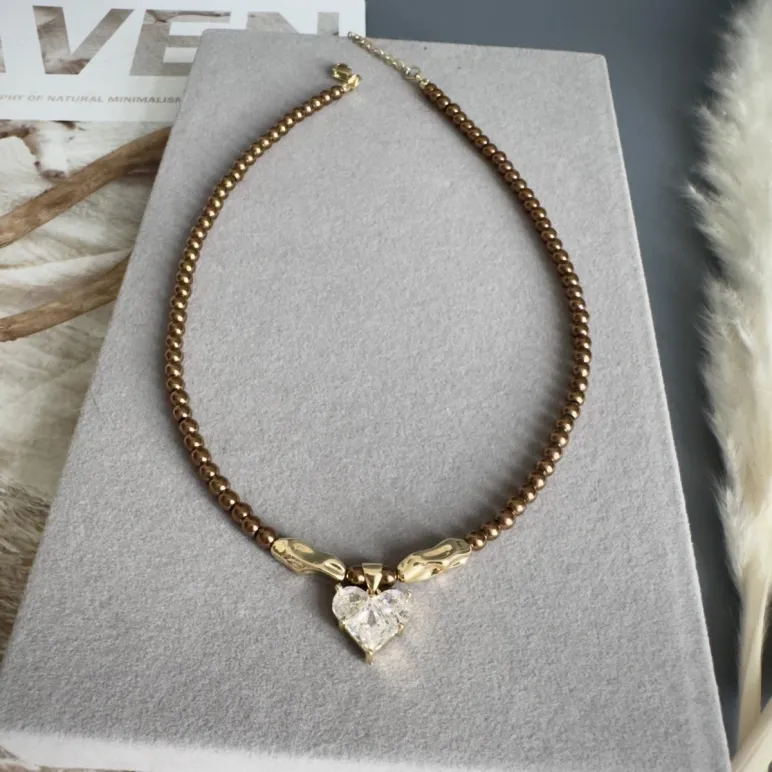 Чокер из жемчуга майорка цвета шоколад, с позолоченными мятыми бусинами и кулоном сердце из ювелирного стекла