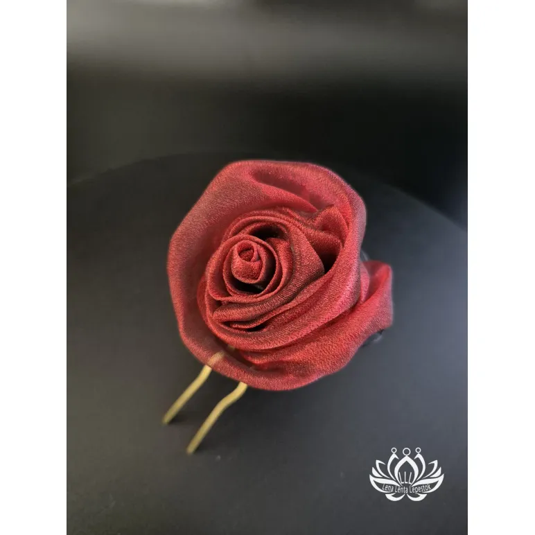 Элегантная шпилька «Роза» из органзы — эксклюзивный аксессуар для причёски.