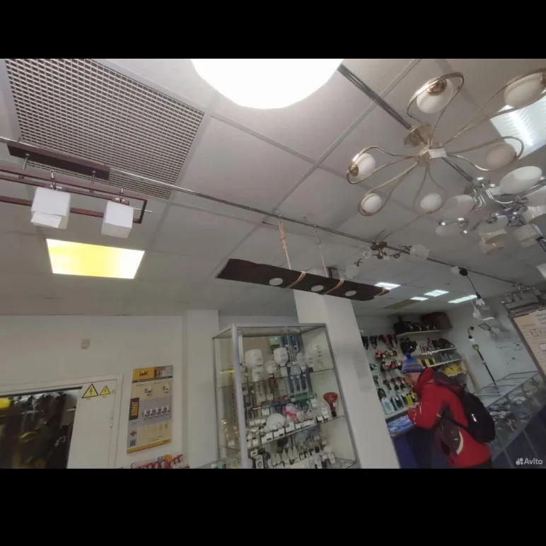 Потолочный светильник из дерева