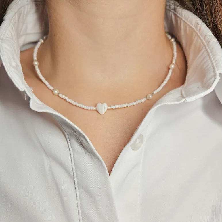 Чокер из бисера с сердечком из перламутра
