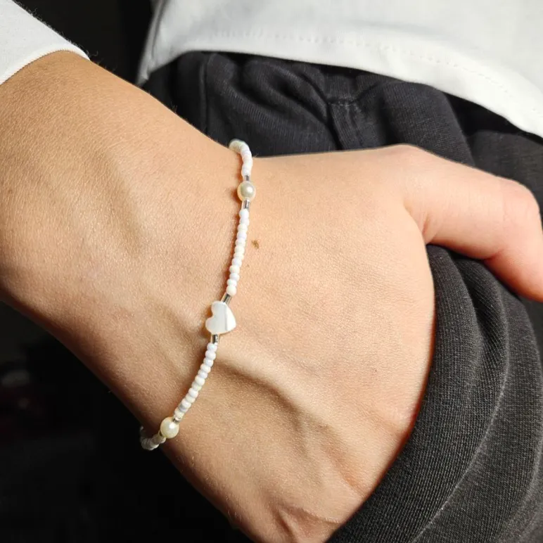 Браслет из бисера с сердечком из перламутра