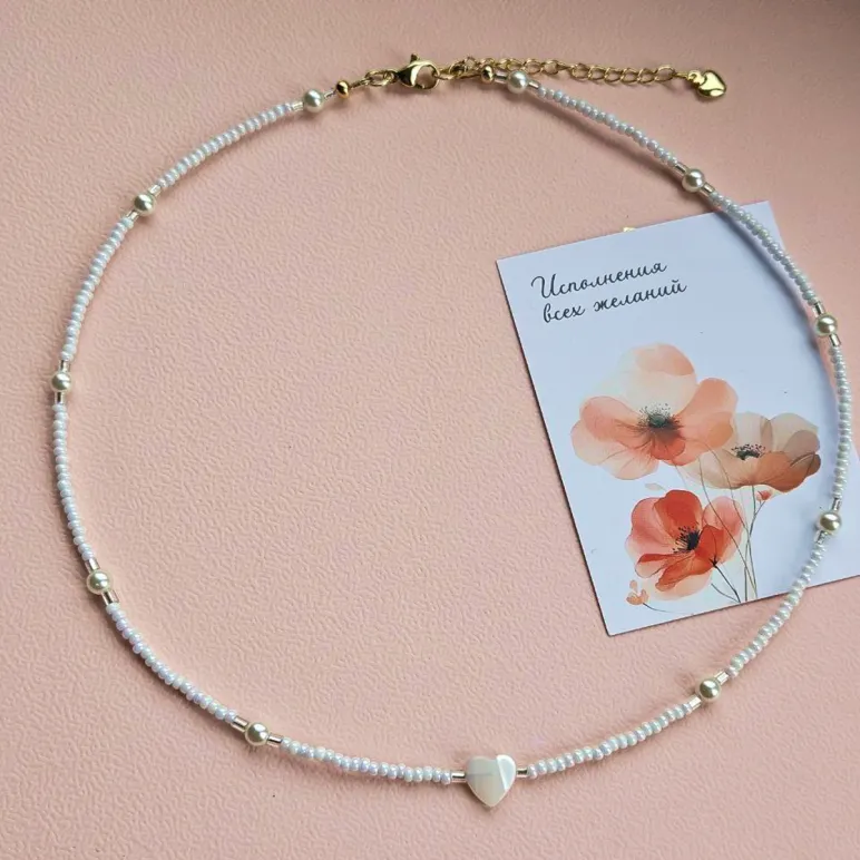 Чокер из бисера с сердечком из перламутра