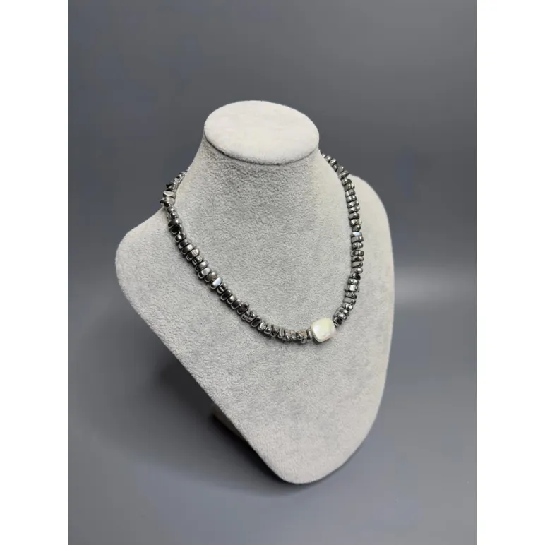 Чокер из гематита с крупной барочной жемчужиной