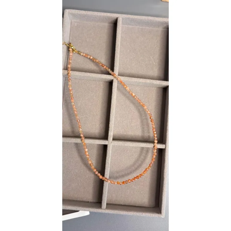 Чокер из натурального солнечного камня в ювелирной огранке