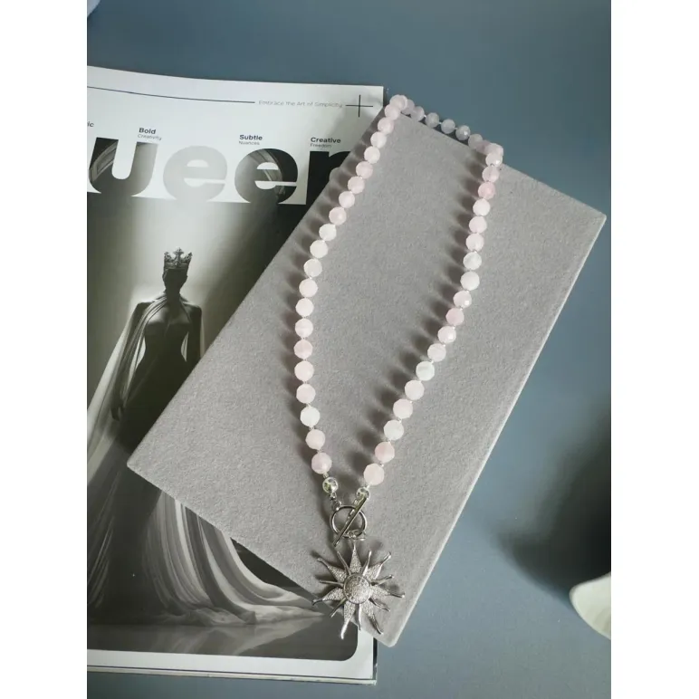 Колье из розового кварца в ювелирной огранке, с серебристой подвеской солнце