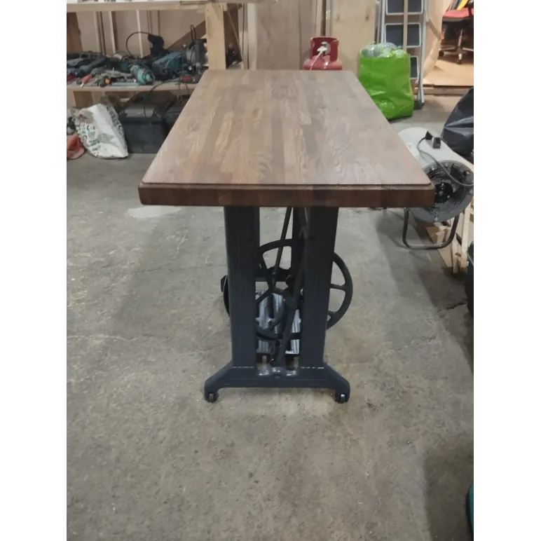Стол деревянный из массива сосны на чугунном подстолье