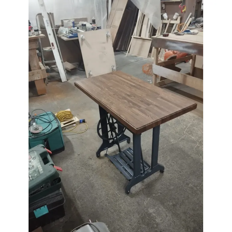 Стол деревянный из массива сосны на чугунном подстолье