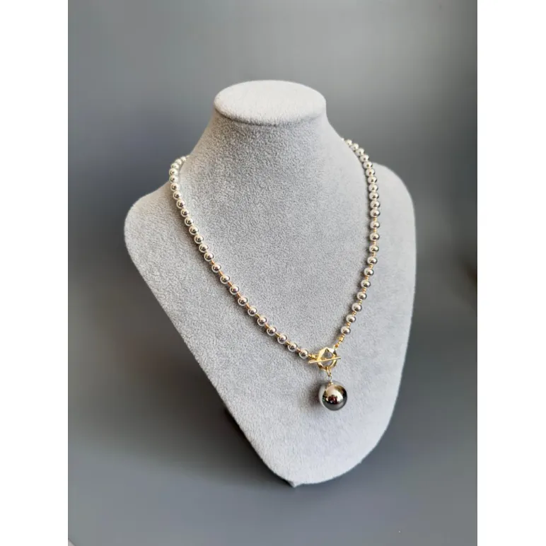 Колье из серебристого гематита с кулоном гладкий шар