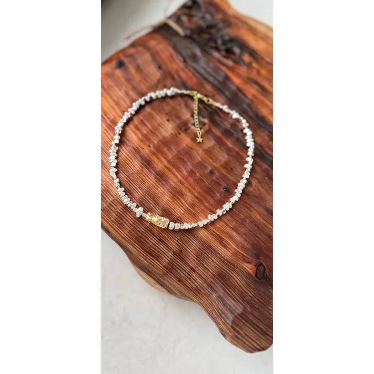 Чокер из серебряного гематита неправильной формы, с крупной золотой бусиной из мятого металла