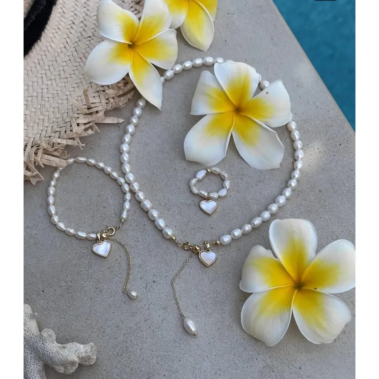 Комплект украшений из натурального жемчуга и подвеской с перламутром