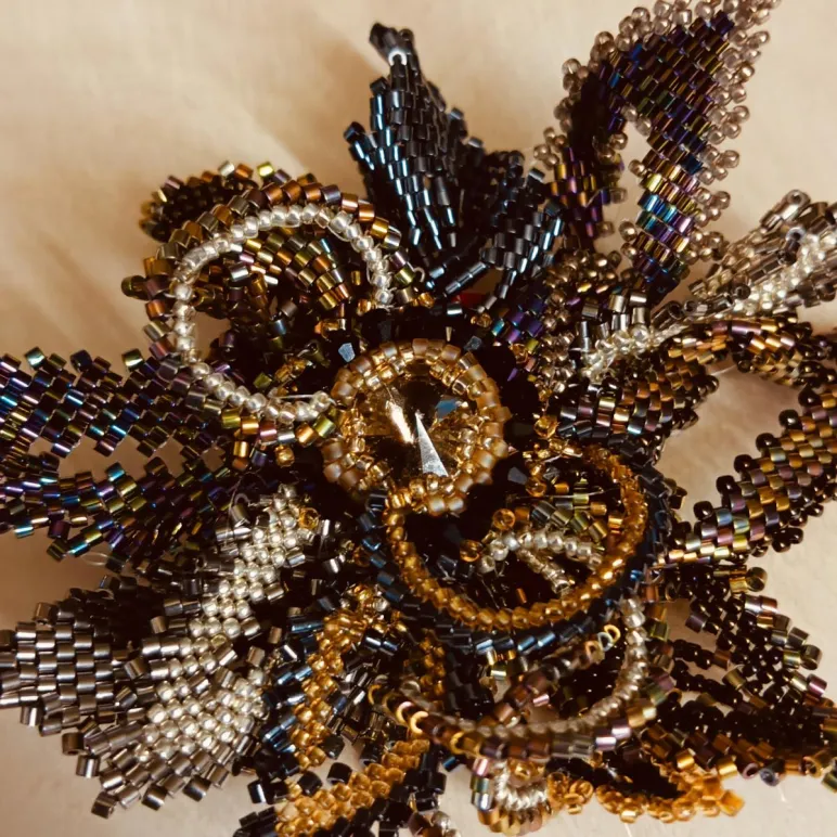 Брошь из японского бисера и страз" Чародейка -2"