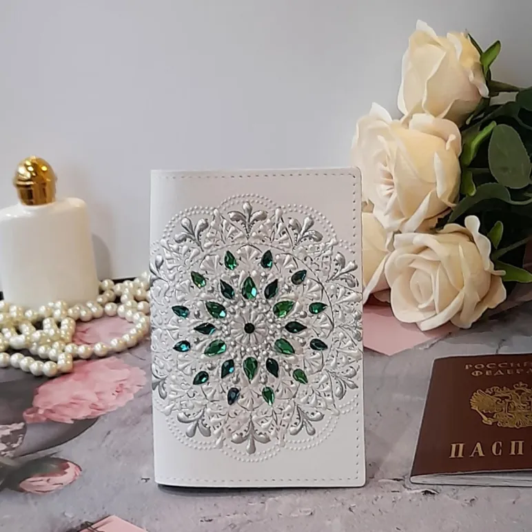 Обложка для паспорта из натуральной кожи белая с зелеными стразами