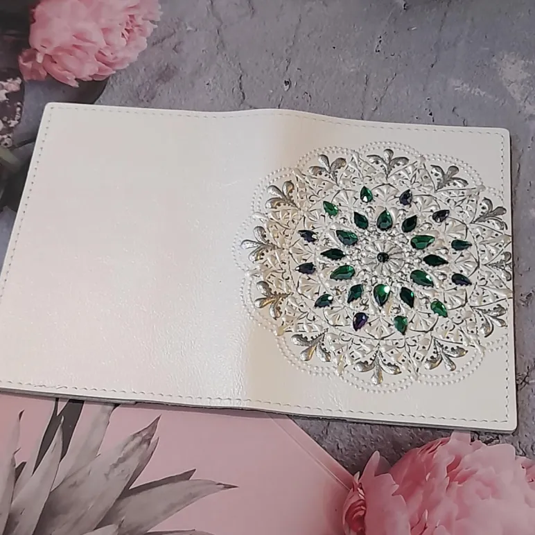 Обложка для паспорта из натуральной кожи белая с зелеными стразами