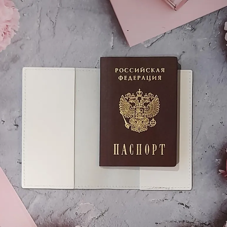 Обложка для паспорта из натуральной кожи белая с зелеными стразами