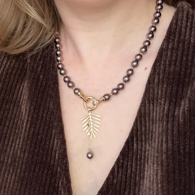 Колье из шоколадного жемчуга майорка, подвеска лист пальмы позолота.