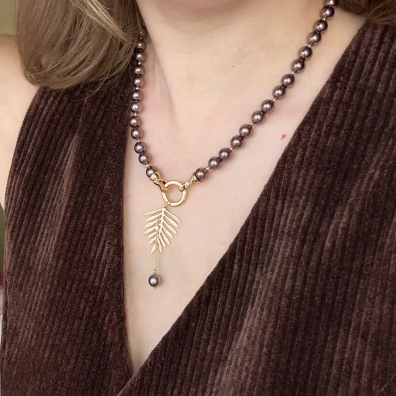 Колье из шоколадного жемчуга майорка, подвеска лист пальмы позолота.