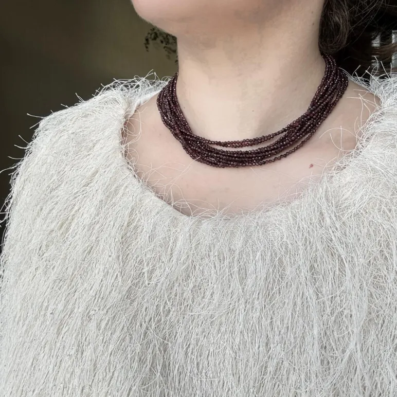 Многорядное колье из граната в ювелирной огранке.