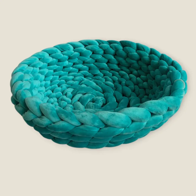 Лежанка круглая вязаная для кошек и собак мелких пород