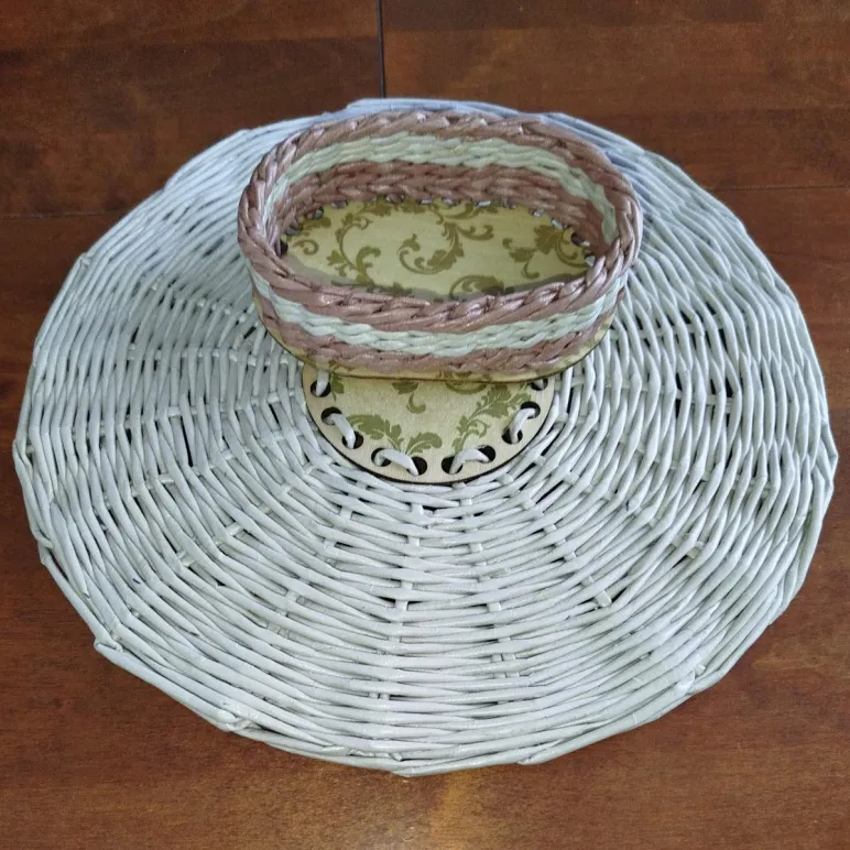 Вазочка плетеная под конфеты и восковые свечи