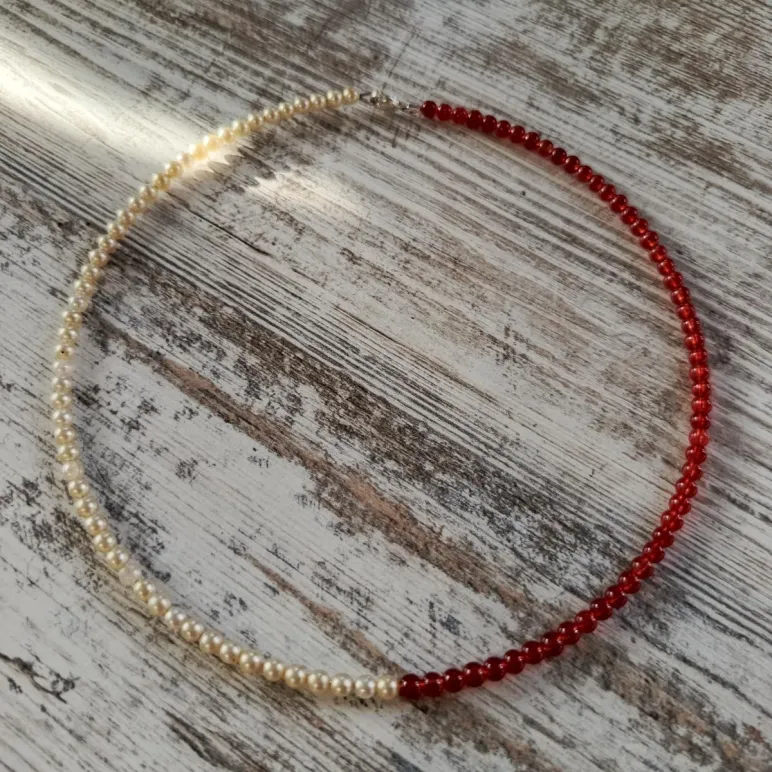 Чокер с жемчугом и янтарем.