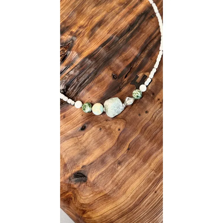 Колье с крупным необработанным флюоритом и перламутром