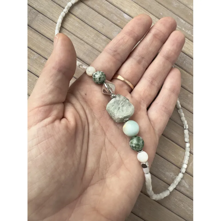 Колье с крупным необработанным флюоритом и перламутром