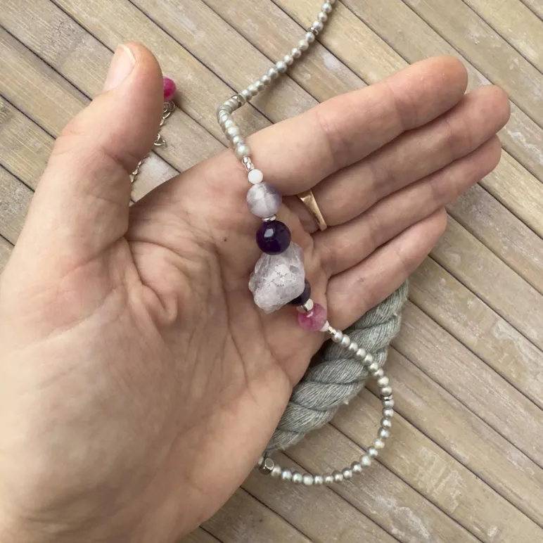 Колье из жемчуга с крупным необработанным флюоритом, аметистом и розовым. кварцем
