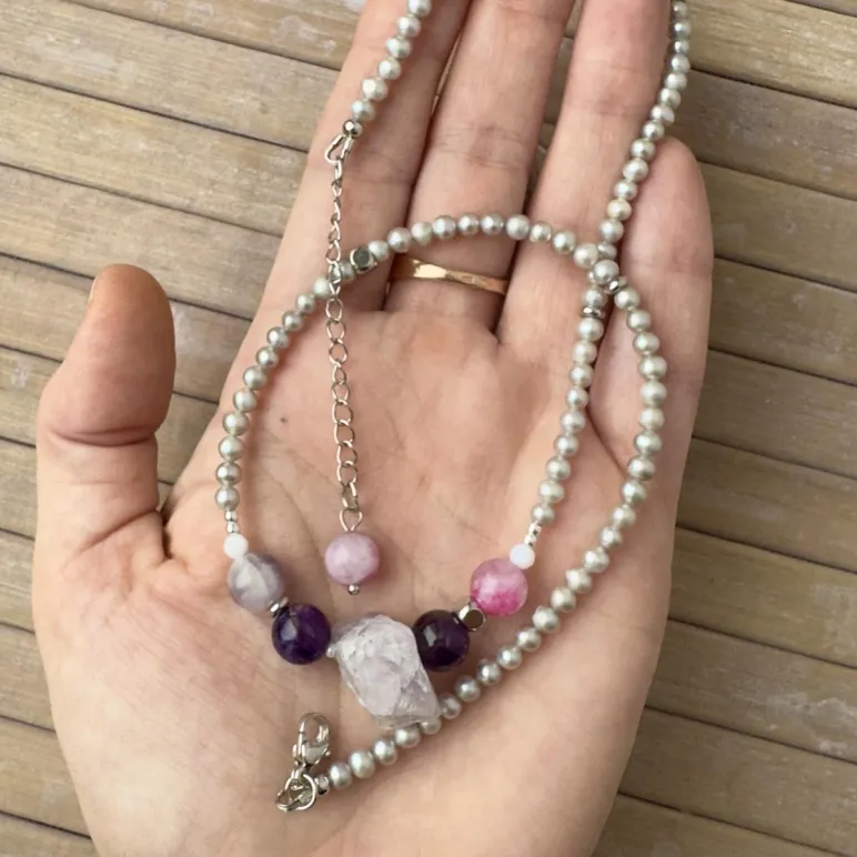 Колье из жемчуга с крупным необработанным флюоритом, аметистом и розовым. кварцем