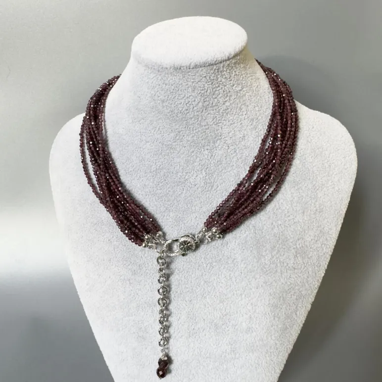 Многорядное колье из граната в ювелирной огранке.